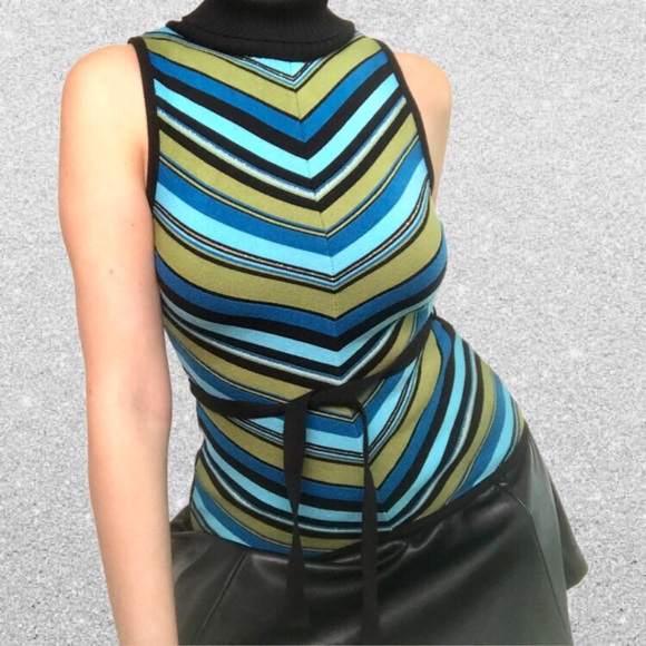 SOLD- Gorgeous Y2K sleeveless turtleneck🐢 - Picture 1 of 4